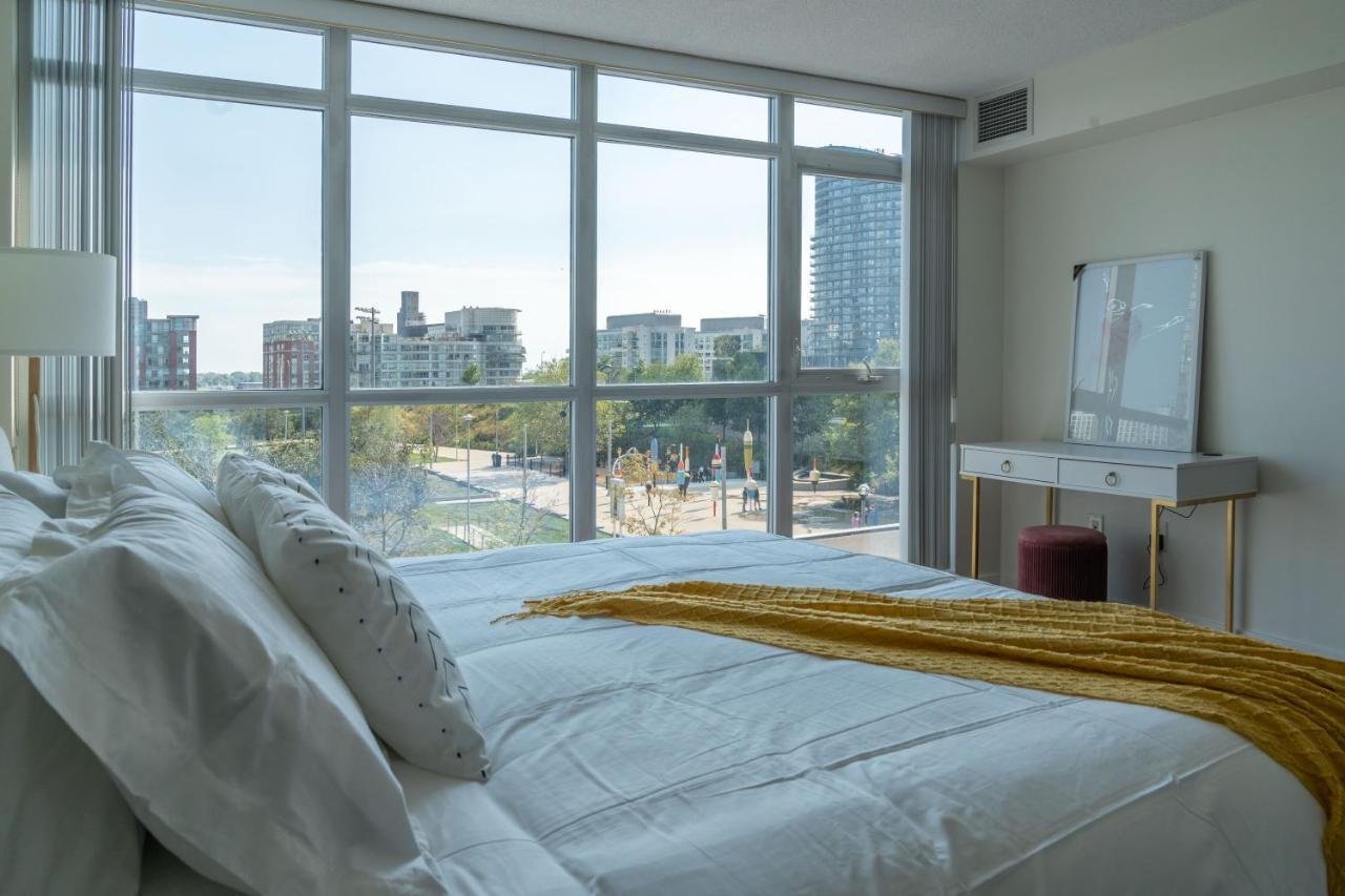 Large 2 Bedrooms Besides Cn Tower โตรอนโต ภายนอก รูปภาพ