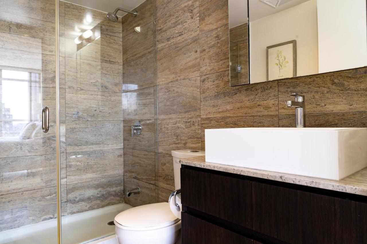 Large 2 Bedrooms Besides Cn Tower โตรอนโต ภายนอก รูปภาพ